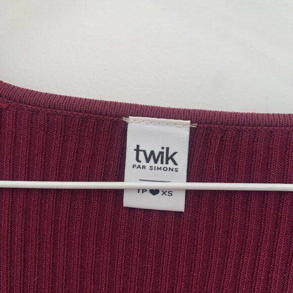 Cropped v-neck t-shirt from Simons - Picture 2 of 2